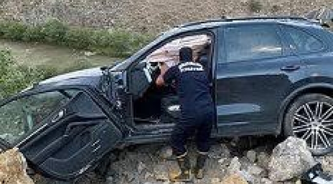 Tekman’da araç şarampole düştü