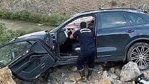 Tekman’da araç şarampole düştü