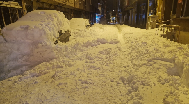 ARAÇLAR GÖMÜLDÜ, YOLLAR KAPANDI: ERZURUM'DA KRİTİK 48 SAAT!