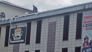 Erzurum'da İhmal Skandalı: Çatıdan Atılan Buzlar Yola Savruldu