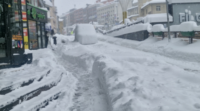 KAR FELAKETİ: ERZURUM'DA ULAŞIM ÇÖKTÜ