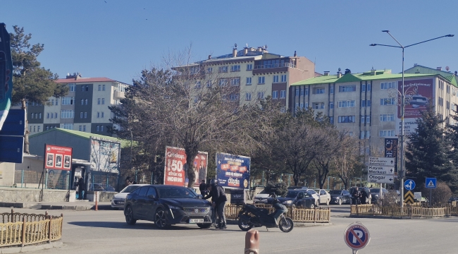 Otomobil Motosiklete Arkadan Çarptı! AVM Önünde Panik Anları