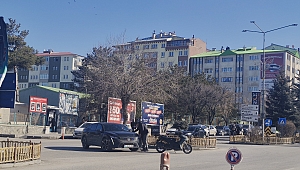 Otomobil Motosiklete Arkadan Çarptı! AVM Önünde Panik Anları