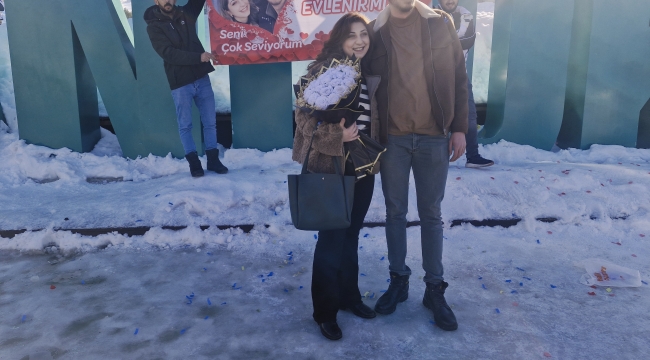 Palandöken Zirvesinde Aşk Rüzgârı! Binlerce Kişinin Önünde 