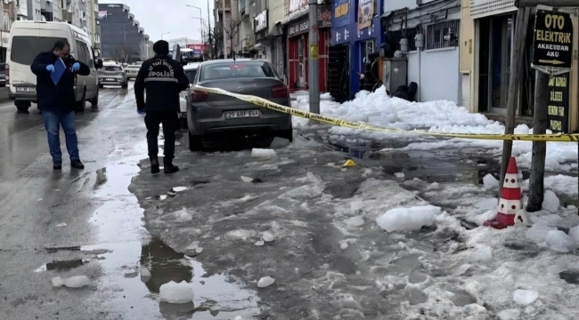 Erzurum’da Facia: Çatıdan Kopan Buz Kütlesi Yayayı Hastanelik Etti