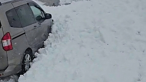 Erzurum Karayazı'da Yola Çığ Düştü: Araç Saniyelerle Felaketten Kurtuldu