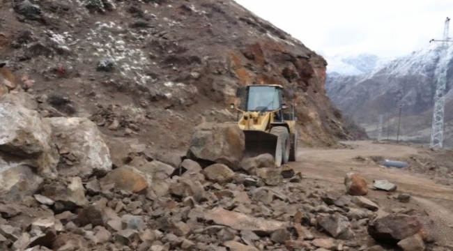 Dağdan Kopan Dev Kayalar Oltu’yu Kilitledi! Yol Ulaşıma Kapandı