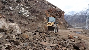 Dağdan Kopan Dev Kayalar Oltu’yu Kilitledi! Yol Ulaşıma Kapandı