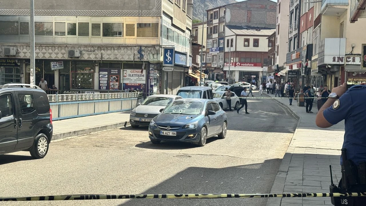 Erzurum'da Korku Dolu Anlar: İş Yerine Plakasız Araçtan Tüfekli Saldırı!